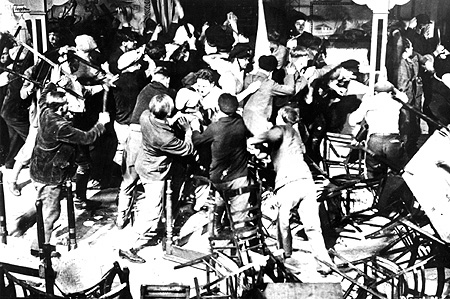 Der Trailer - Letzte Ausfahrt 44 I Standfoto von den Dreharbeiten f&uuml;r den Spielfilm Hans Westmar, 1933